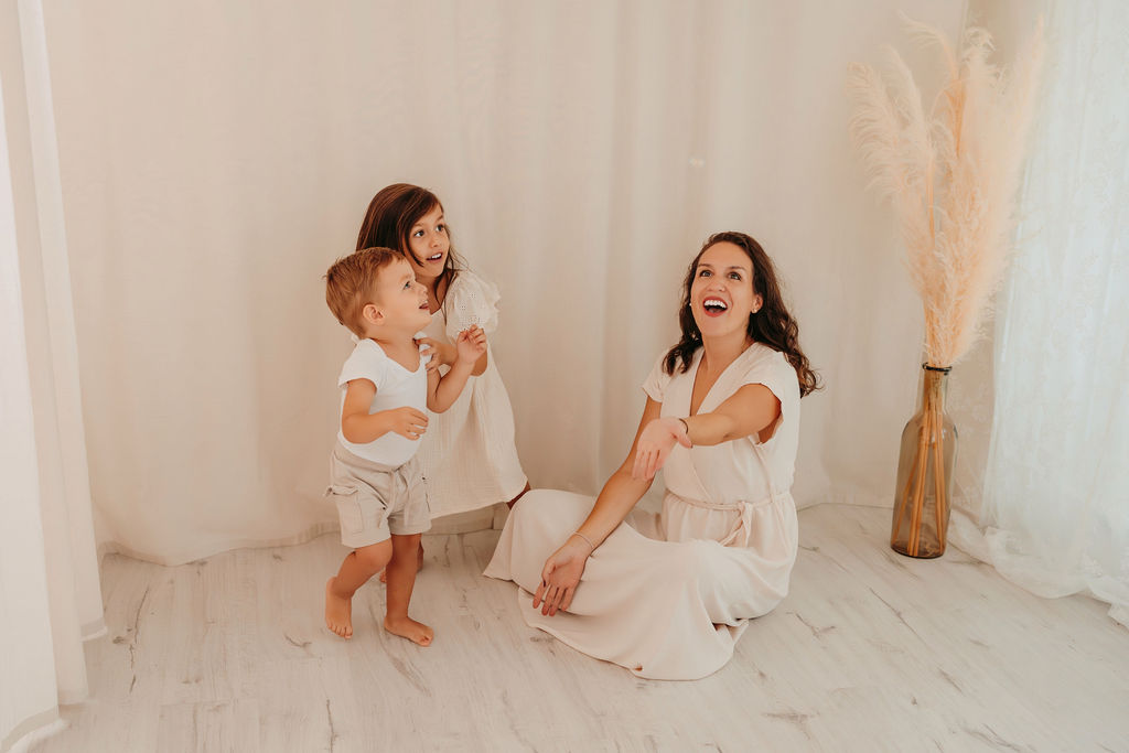 Esti lacht mit ihren beiden Kindern
